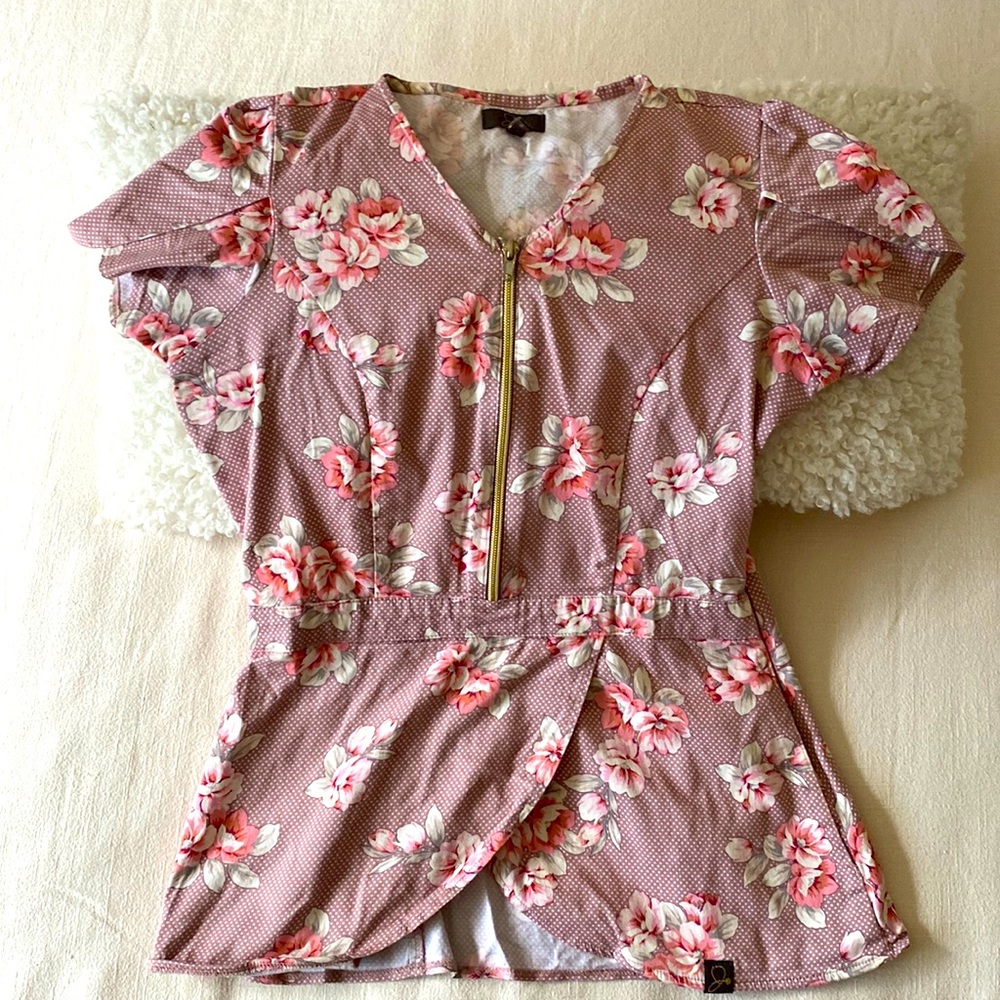 Jannuu scrub top in XS
